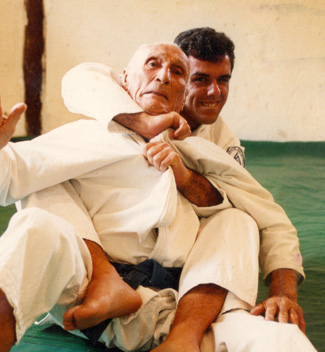 Gracie Magazine CEO Luca Atalla training with Helio Gracie.  Luca is a 3rd Degree BJJ Black Belt with 20 years of experience.